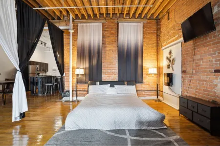 Downtown Detroit Loft - Fully Equipped & Absolutely Gorgeous Theme by RedAwning Отели рядом с достопримечательностью «Joe Louis Monument»