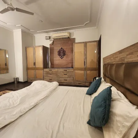 Hotel The Own Stay-Urban Boutique Отели рядом с достопримечательностью «Храм Чаттарпур»