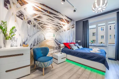 Partyzantów, Sun & Snow Hotell i Wzgórze Świętego Maksymiliana