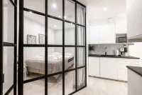 2Ndhomes Modern 1Br Home w Sauna&Balcony โรงแรมใน