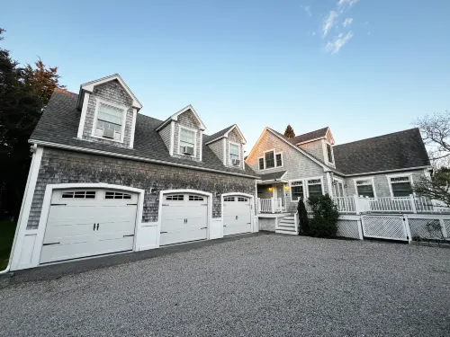 Coastal Cottage with Stunning Outdoor Shower - Spacious and Comfortable Retreat