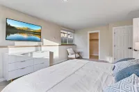 The NorthWest Vibes 6bd/3ba  w/GameRoom Covered String Light Deck w/ BBQ&Firepit