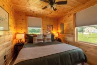 NEW HOT TUB Cozy Cabin Cumberland River near Lake Cumberland~Firepit~New build