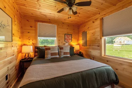 NEW HOT TUB Cozy Cabin Cumberland River near Lake Cumberland~Firepit~New build Отели в г. Джеймстаун