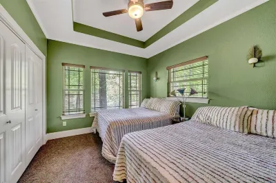 Lake Palestine Retreat – Dock, Fire Pit & Serene Views Hotels near First Baptist Church