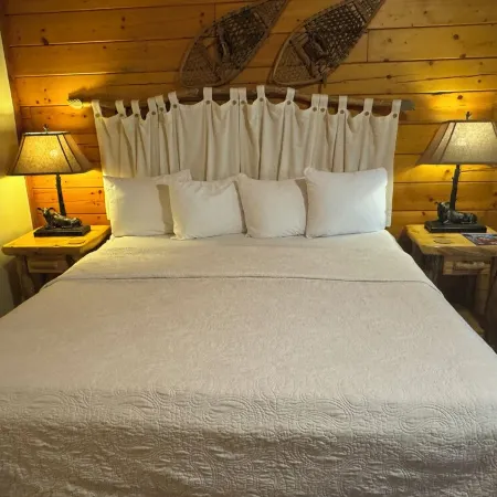 5 Elk Lodge ROMANTIC Log Cabin in the woods. Hot Tub & Wood Burning Fire Place.