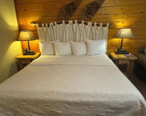 5 Elk Lodge ROMANTIC Log Cabin in the woods. Hot Tub & Wood Burning Fire Place. Hotels in Cleora