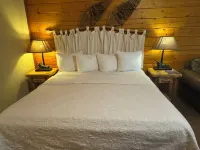 5 Elk Lodge ROMANTIC Log Cabin in the woods. Hot Tub & Wood Burning Fire Place.
