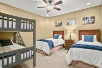 Barn! Golf Sim/Theater, Bunk Slide, Mini Golf, Hot Tub, Saloon Bar, Firepit!