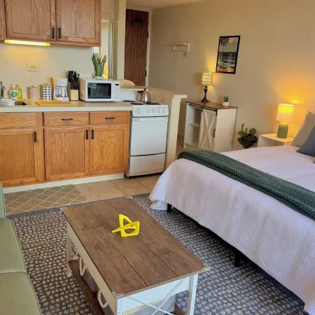 Hilo Studio Retreat with Gorgeous Park View, AC, WiFi, Pool