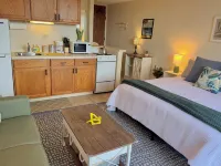 Hilo Studio Retreat with Gorgeous Park View, AC, WiFi, Pool