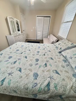 Charming 3-Bedroom House 2 Blocks to the Beach, 6 Beach Badges, and Parking