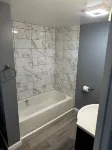 Charming Lake Erie front 2-bedroom house with hot tub in lovely Conneaut