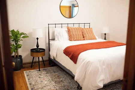 The West Quincy House: In Town with Sauna + Garage Отели в г. Ханкок