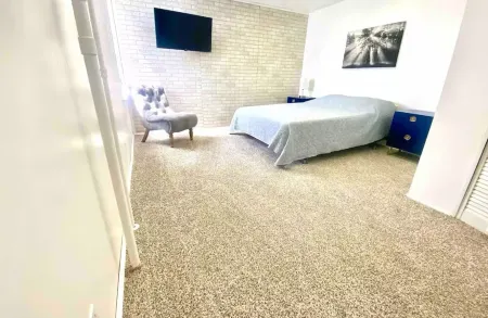 Downtown Condo Cozy 2-Bedroom with Plenty of Space Отели рядом с достопримечательностью «H L Neblett Community Center»