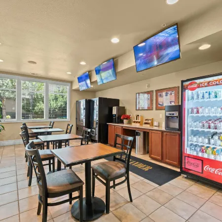 NEW Chic 2BR Stay with Heated Pool, Gym & Mini Golf