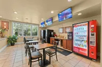 NEW Chic 2BR Stay with Heated Pool, Gym & Mini Golf