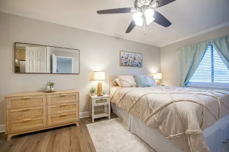 Tallahassee Gem-Next to Doak and CollegeTown-Ideal for FSU weekend.3 minute walk Отели рядом с достопримечательностью «FSU Flying High Circus»