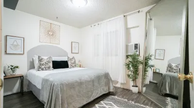 Cozy Home retreat Near Joshua Tree! OUTDOOR MOVIE FUN, HOT TUB, WIFI, A/C Hotels near Marine Corps Exchange 29 Palms