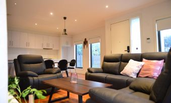 Cozy Townhouse Closer to the Town Center - Housity