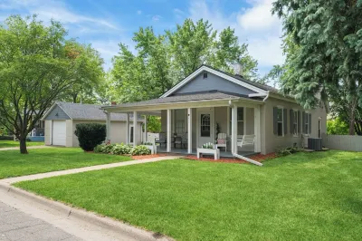 Walk to Downtown Prescott Shops, Dining and Riverfront at Cardinal Cottage Bay Point Park - Pavilion 2附近的飯店