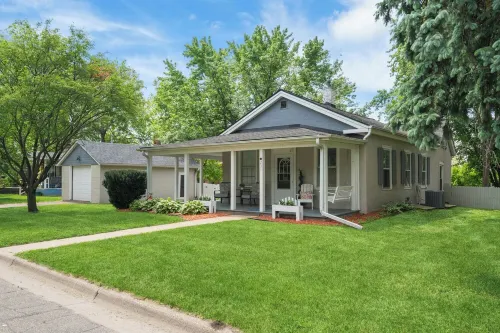 Walk to Downtown Prescott Shops, Dining and Riverfront at Cardinal Cottage