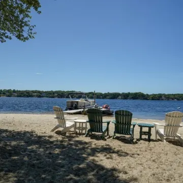 Beautiful lakefront vacation property in Mashpee