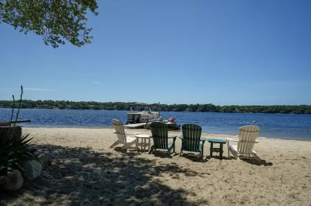 Beautiful lakefront vacation property in Mashpee Отели в г. Машпи