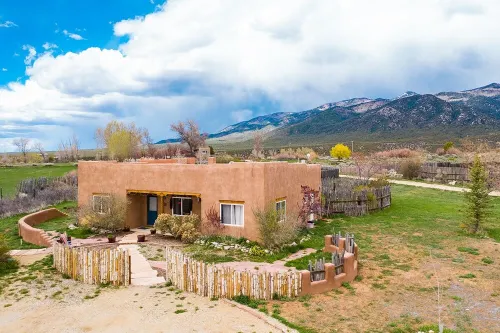 Stella Luna - in the Lap of Taos Mountain! Hotels in Arroyo Seco