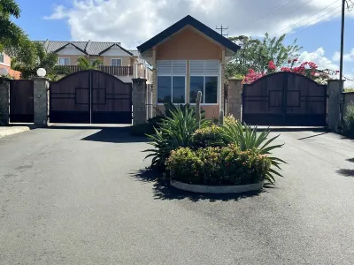 Modern townhouse w/pool located 5 mins from beach! Отели в г. 