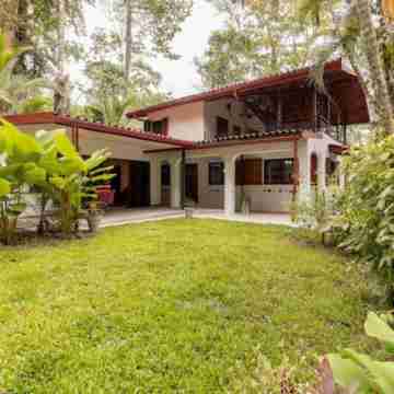 spacious and comfortable Villa with tropical charm and pool Hotel Exterior