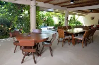 Beautiful beachfront property in Zihuatanejo Bay