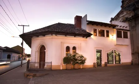 San Miguel Beautiful Colonial Residence Available In The Heart Of Granada Отели рядом с достопримечательностью «Avenia La Calzada»