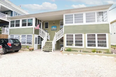 Dewey Beach House.  Just steps from the Ocean and all the Dewey fun spots Отели рядом с достопримечательностью «Дьюи Бич»