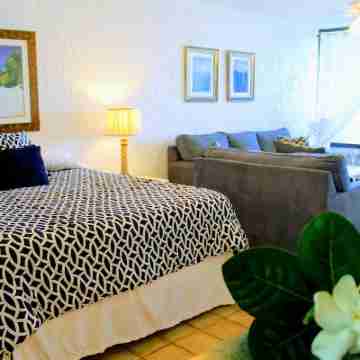 On the Water with Style, 5 minute walk to Beach along the Marina Rooms