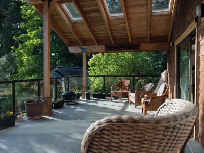 Spacious lakefront cottage, Salt Spring Island. Great sunsets, central location Hotels near Salt Spring Wild Cider House