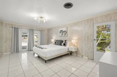 Stuart Lakefront Home W/ Pool near Dwnt - Beaches Publix Super Market at Downtown Stuart Shopping Center附近的飯店