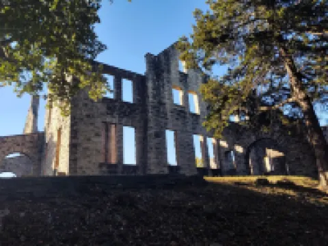 Relaxing on the Big Niangua3Br w/Loft - 6 Beds