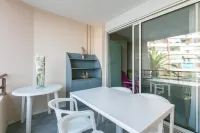 Air-conditioned T3 with pool and sea view