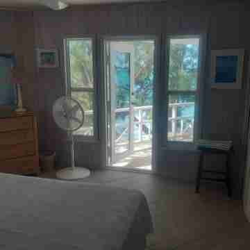 The feeling of an Island apart, surrounded by water! Convenient location. Rooms