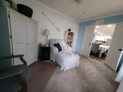 Relaxing newly-renovated 3/2 lakeside retreat with private dock