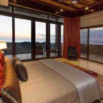 Luxurious, Private Chef,  Mesmerizing views, lots of WILDLIFE Rooms