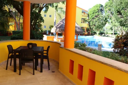 Luxury Condo Close to the beach,Tropical Setting,Garden Patio, Golf Club Nearby