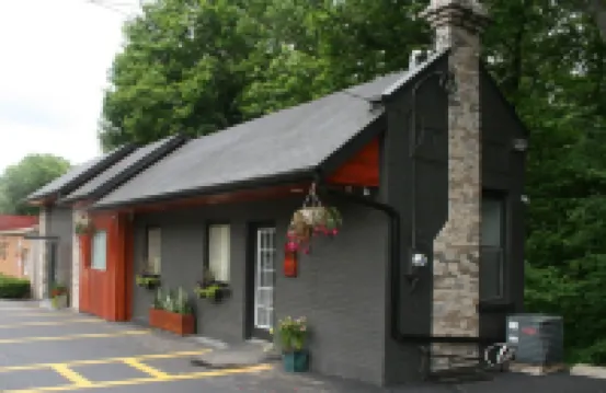 Posh Studio Flat, Smart enabled, WVU Tech District, ADA Compliant, 15% Military