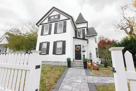 Two Bedroom 2nd Floor Apartment 20 miles from NYC Отели в г. Вэлли Стрим