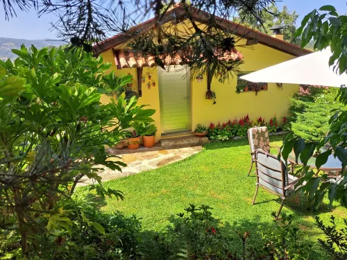 Casa de Campo Inserida Numa Quinta a 5 Minutos do Centro da Vila