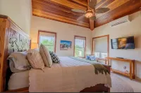 Seaside Palace in Paradise 4 Bedroom/3 Bath Luxury Home. Отели в г. 