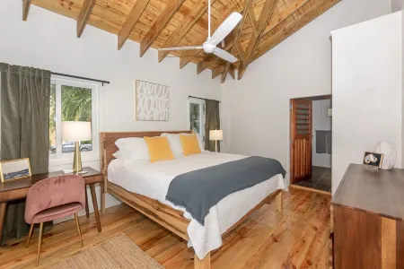 New 3 Bedroom 2 Bathroom Owners Suite on West Bay Roatan. New Generac Generator.