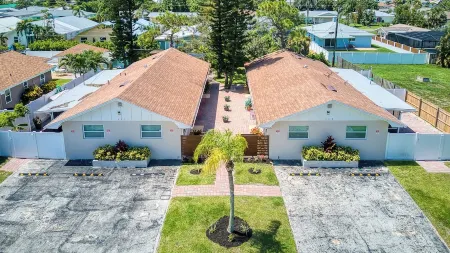 Renovated 2BR Apartment Near Vanderbilt Beach and Mercato, North Naples