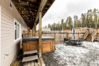 Mountain Haus w/ HOT TUB & large backyard w/firepit. Only 7 mins to downtown Hotels in Whitehorse